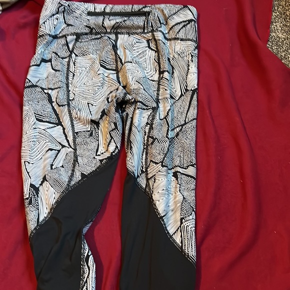 Lululemon Goal Crusher
Leggings 23โ inseam Black White
Tight Mesh Dottie Pockets - Picture 9 of 11